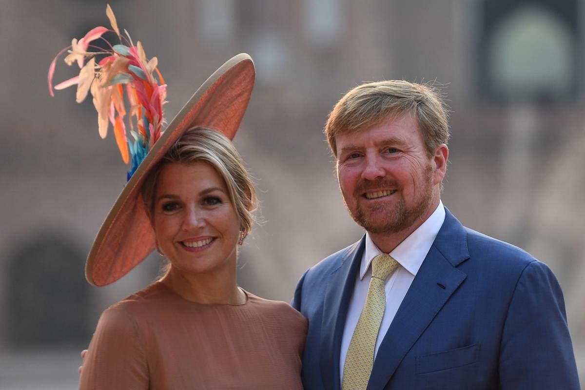 Dutch King Willem-Alexander (R) and Queen Maxima pose for photos as they visit the Mughal-era Safdarjung's Tomb in New Delhi on October 15, 2019. (Photo by Money SHARMA / AFP)