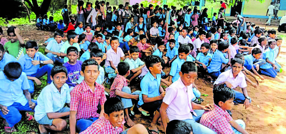 Students of the Model Government Higher Primary School at Bengre, Mangaluru, stage a protest on campus against the transfer of five permanent teachers.