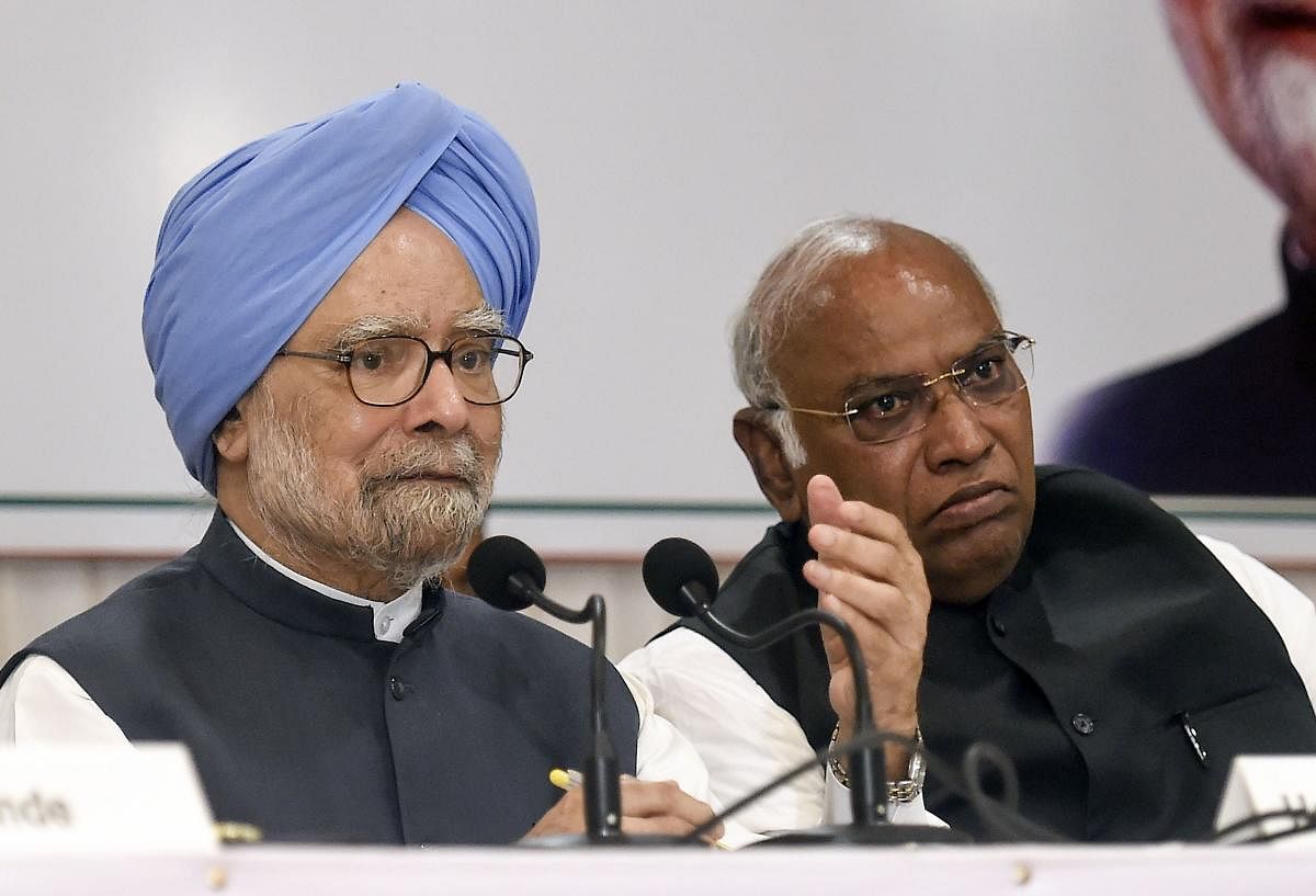 Congress senior leader and former prime minister Manmohan Singh addresses a press conference, in Mumbai, Thursday, Oct. 17, 2019. Also seen is Congress leader Mallikarjun Kharge. (PTI Photo)