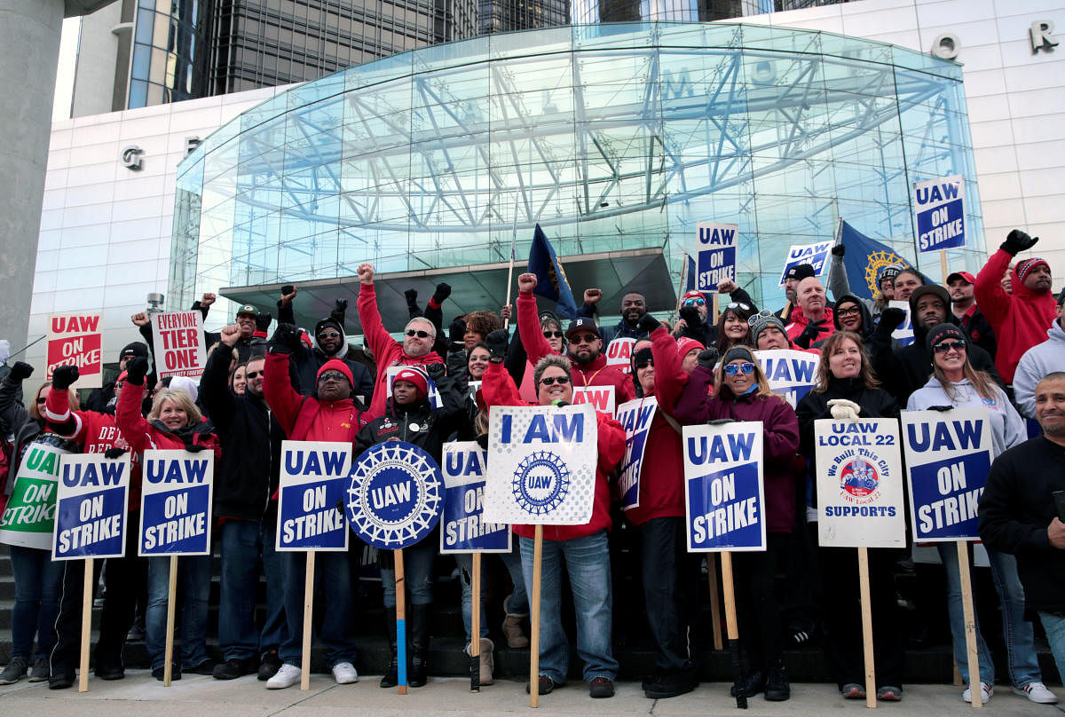 Striking United Auto Workers (UAW) members rally in front of General Motors World headquarters in Detroit (Reutesr Photo)