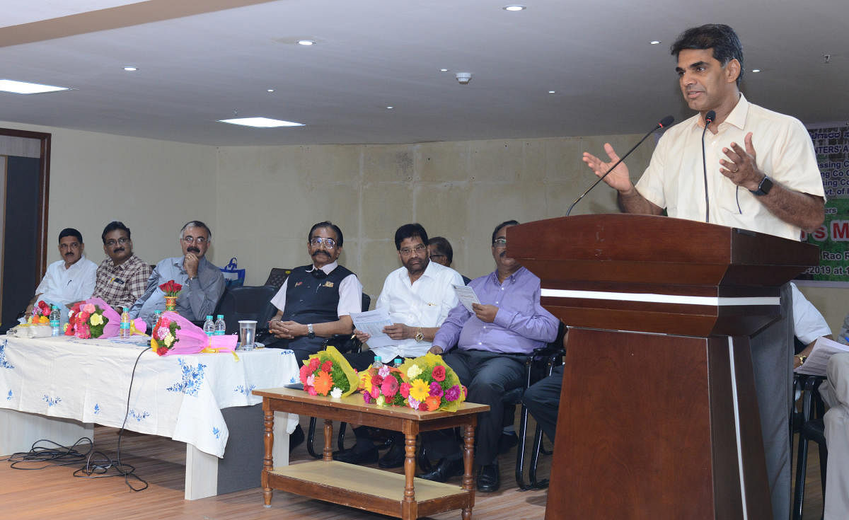 Rubber Board Executive Director Dr K N Raghavan speaks at rubber growers’ meeting, organised by All Karnataka Rubber Planters’ Association, at SCDCC Bank Hall in Mangaluru on Friday. DH PHoto