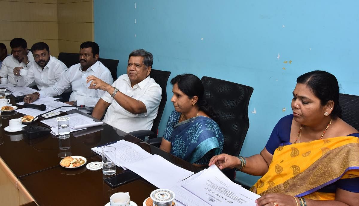 Minister Jagadish Shettar speaks at the flood relief works progress review meeting, in Hubballi on Friday. MLAs Amruth Desai, Shankar Patil Munenakoppa, DC Deepa Cholan, and MLA Kusumavati Shivalli are present.