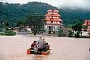 The stranded flood victims were ferried to safer place in boats in Bhagamandala. DH photo