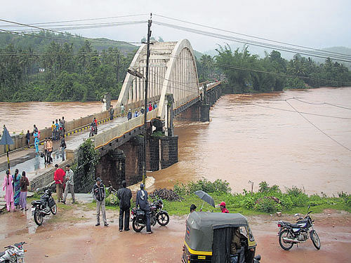 People gather at the bridge in Thirthahalli for a glimpse of the copious flow. DH&#8200;Photo