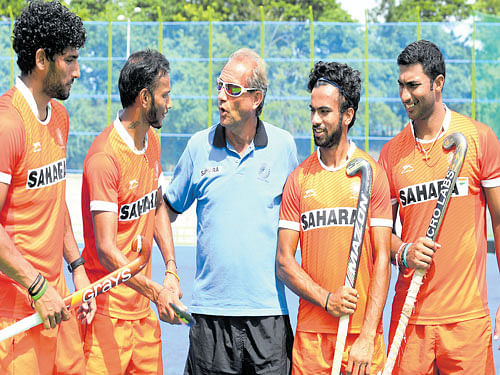 India's coach Roelant Oltmans (centre) with Karnataka stars S K Uthappa, S V Sunil, Nikkin Thimmaiah and V R Raghunath at the Sports Authority of India in Bengaluru on Friday. DH PHOTO/ SRIKANTA SHARMA R