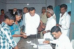 Deputy Commissioner K H Ashwathanarayana Gowda inspecting the Gram Panchayat polls. DH photo