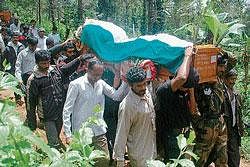 Paying Homage: Members of the public carrying the coffin of soldier Kuttana Ravindra, who was killed by the terrorists in J&K, at B Badaga village, in Madikeri on Thursday.  DH Photo