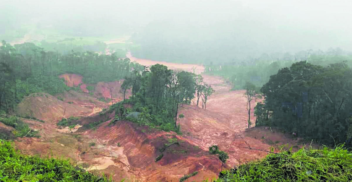 Hundreds of people are suspected to have been stranded atop the hillock near Makkandur of Madikeri taluk, which collapsed following heavy rain on Thursday.