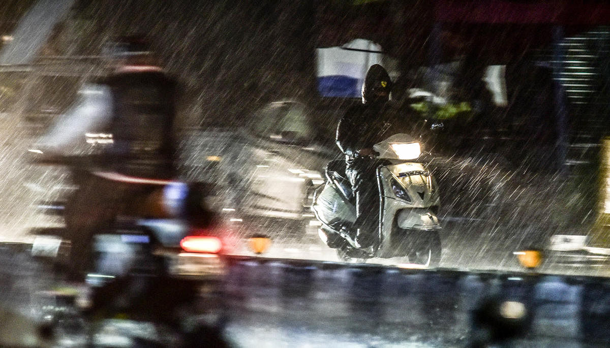 MG Road on a rainy Friday night. (DH Photo/Irshad Mahammad)
