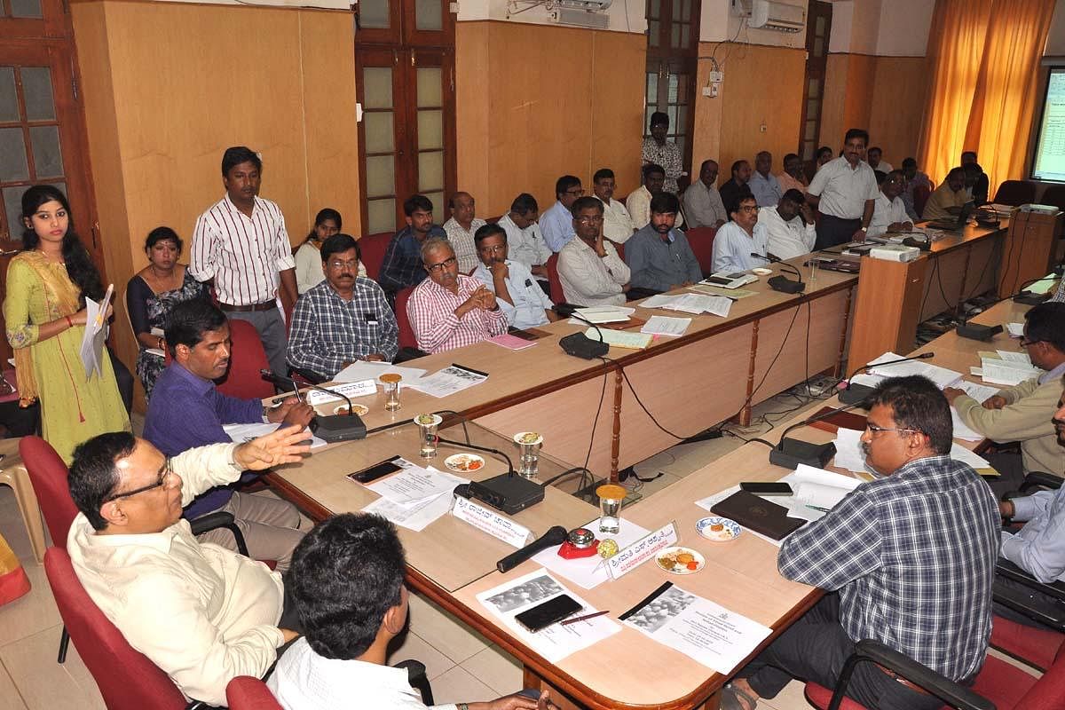 District In-charge Secretary Rajeev Chawla chairs a meeting in Chikkamagaluru on Saturday.