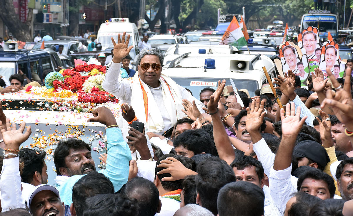 Leader of the Opposition Siddaramaiah is accorded a rousing welcome by Congress party workers in Mysuru on Saturday.
