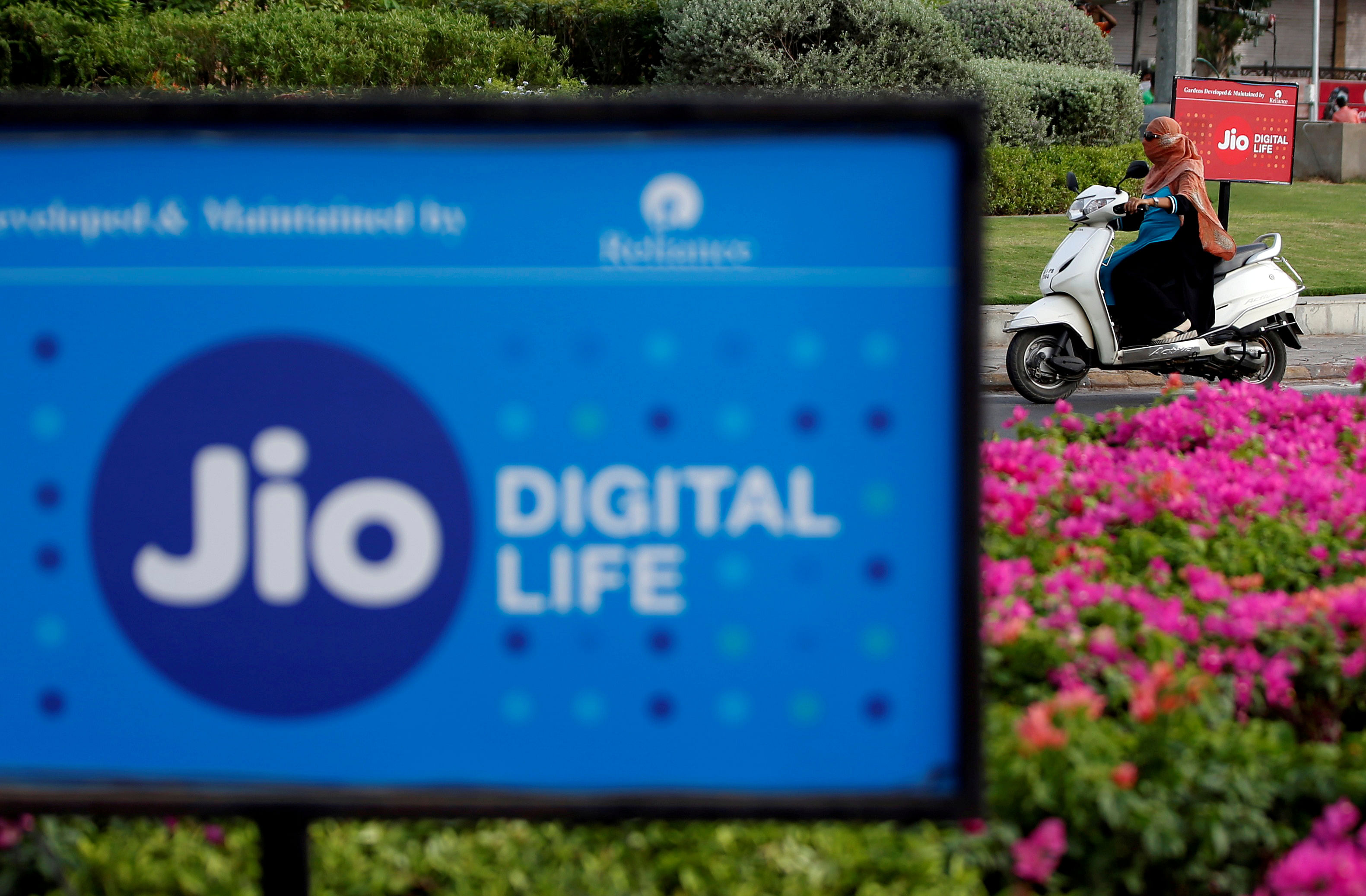 Jio accused certain old operators of exploiting their 2G customers by charging "extortionist rates" for voice calls. (Reuters Photo)