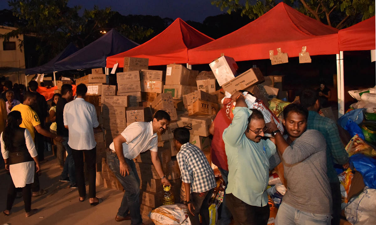 People from across the city contributed generously to the relief operations that stretched well into the night at the Kodava Samaja site. The relief collection centre saw volunteers from all age groups chipping in.