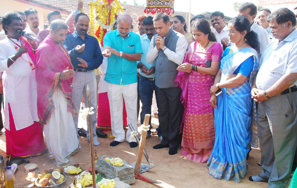 District In-charge Minister Sa Ra Mahesh performs Bhoomi Puja for the construction of a school building at Makkandur.