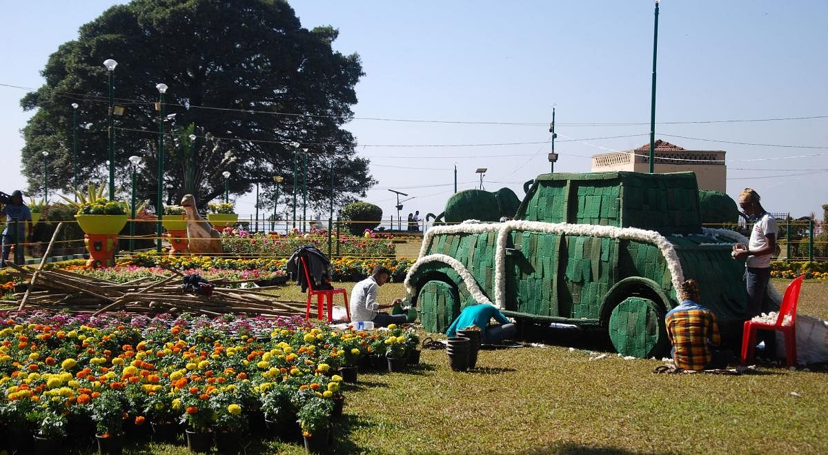 Workers carry out last-minute preparations at Raja Seat on Thursday, for the floricultural and horticultural expo as a part of ‘Kodagu Pravasi Utsav’, to be held from Friday to Sunday.