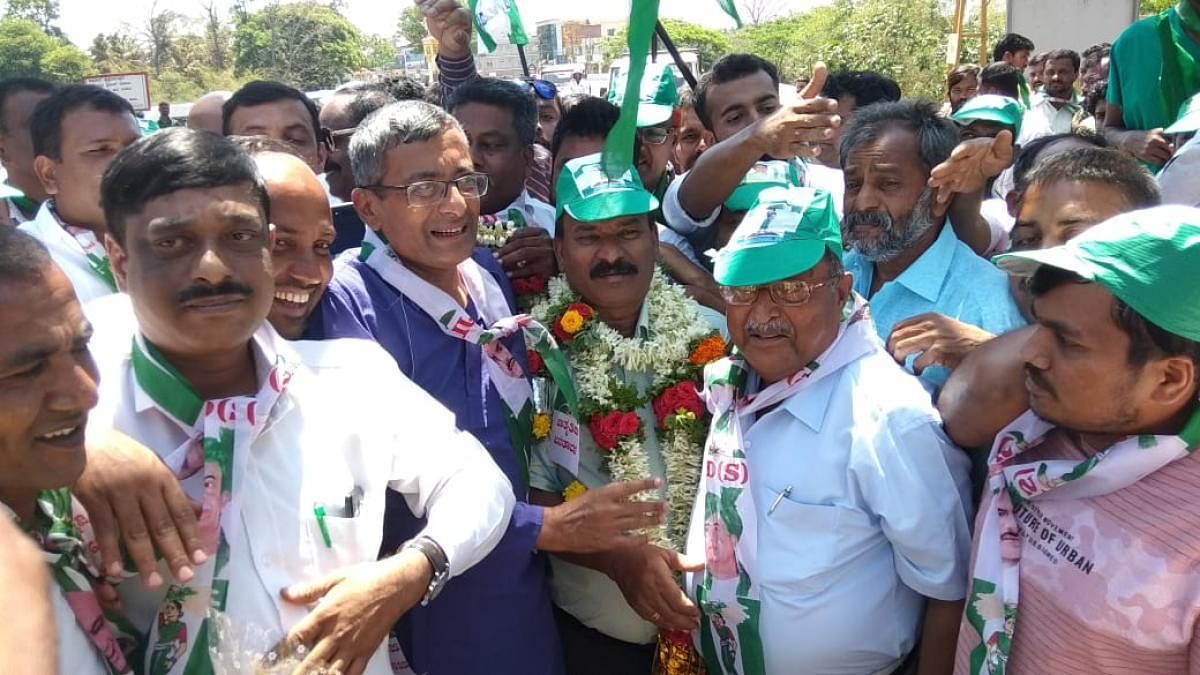 Newly appointed district JD(S) unit president K M B Ganesh was greeted by his supporters near Kushalnagar toll gate on Thursday.