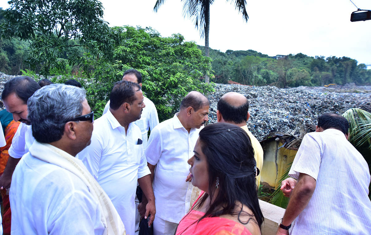Congress Legislature Party Chairman Siddaramaiah inspects the heaps of garbage that slid at Mandara Gadi in Pacchanady on the outskirts of Mangaluru city.