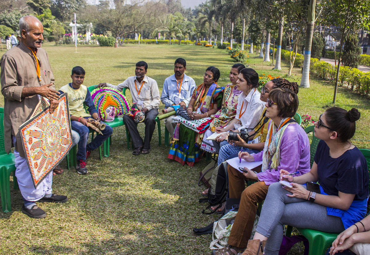 American participants learn about Indian folk art in a West Bengal craft village