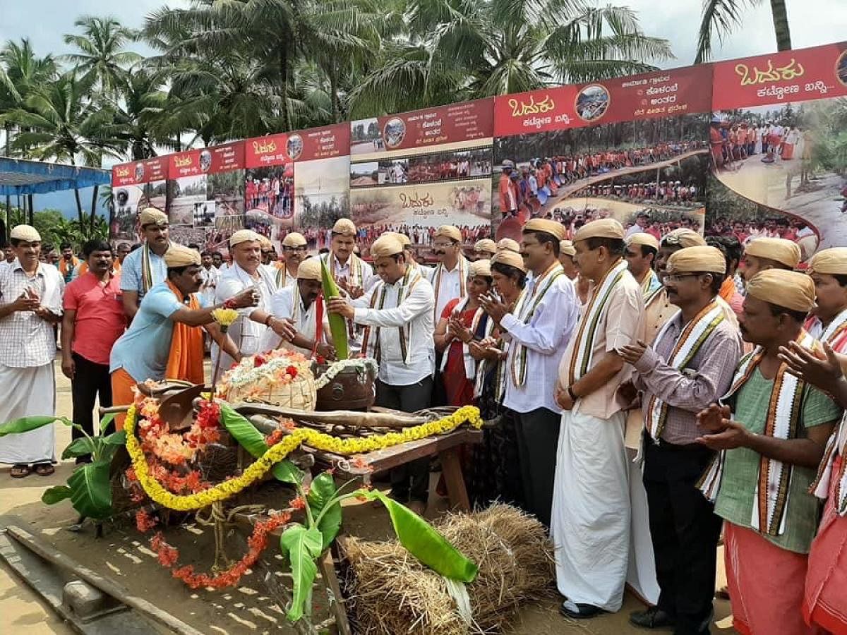 MLA Harish Poonja inaugurates the valedictory of the work on rebuilding flood-affected area in Kolambe, Belthangady taluk, on Sunday.