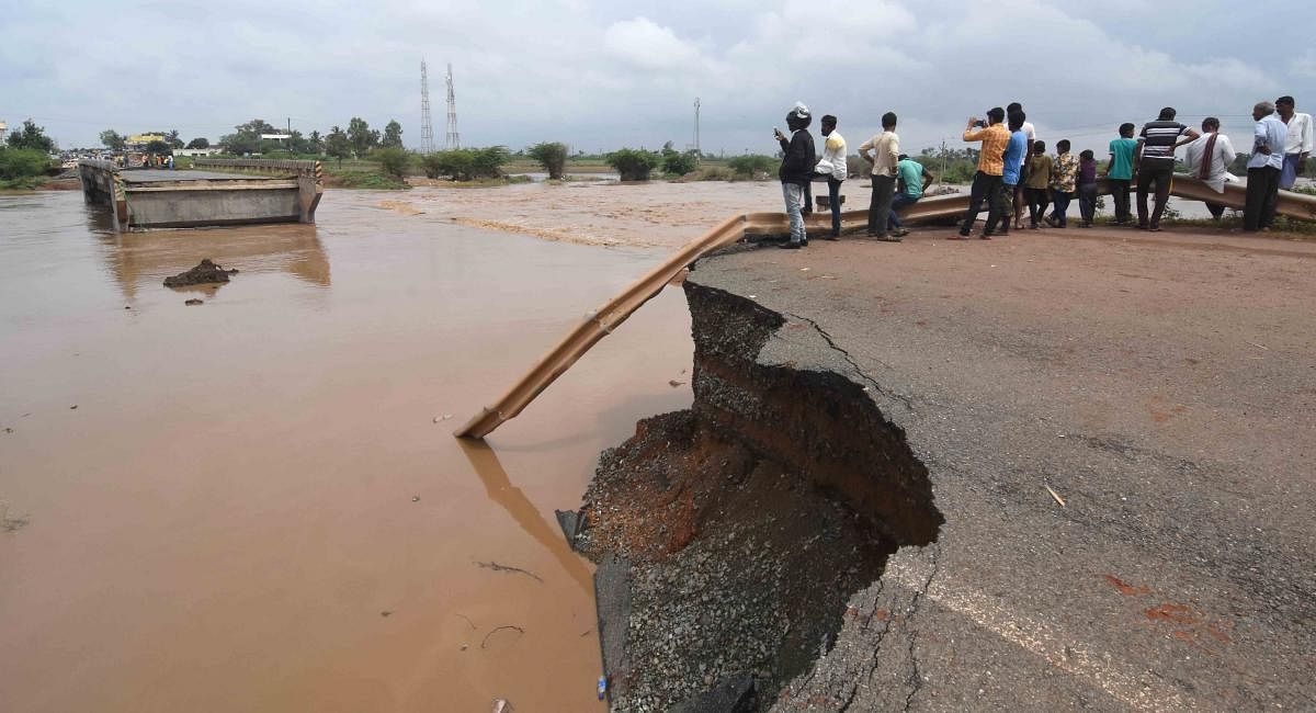 The bridge across Tuppari Halla in Dharwad taluk, which collapsed following heavy rain in August, is under water again due to showers on Sunday. (DH Photo)