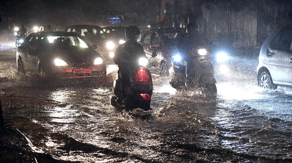 On Monday, the city witnessed moderate rainfall in the evening, accompanied by familiar traffic chaos. (DH Photo)