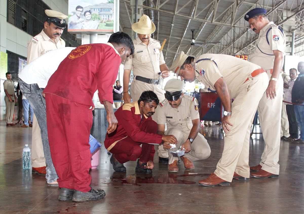 A tea vendor sustained injuries following a mild explosion at Hubballi railway station on Monday. DH File Photo
