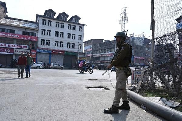 An Indian paramilitary trooper stands guard on a street during a lockdown in Srinagar on October 23, 2019. (AFP photo)