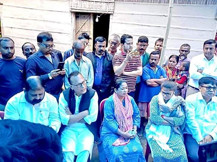 A Congress team visiting Dulal Paul's family in Sonitpur district in Assam. (DH photo)