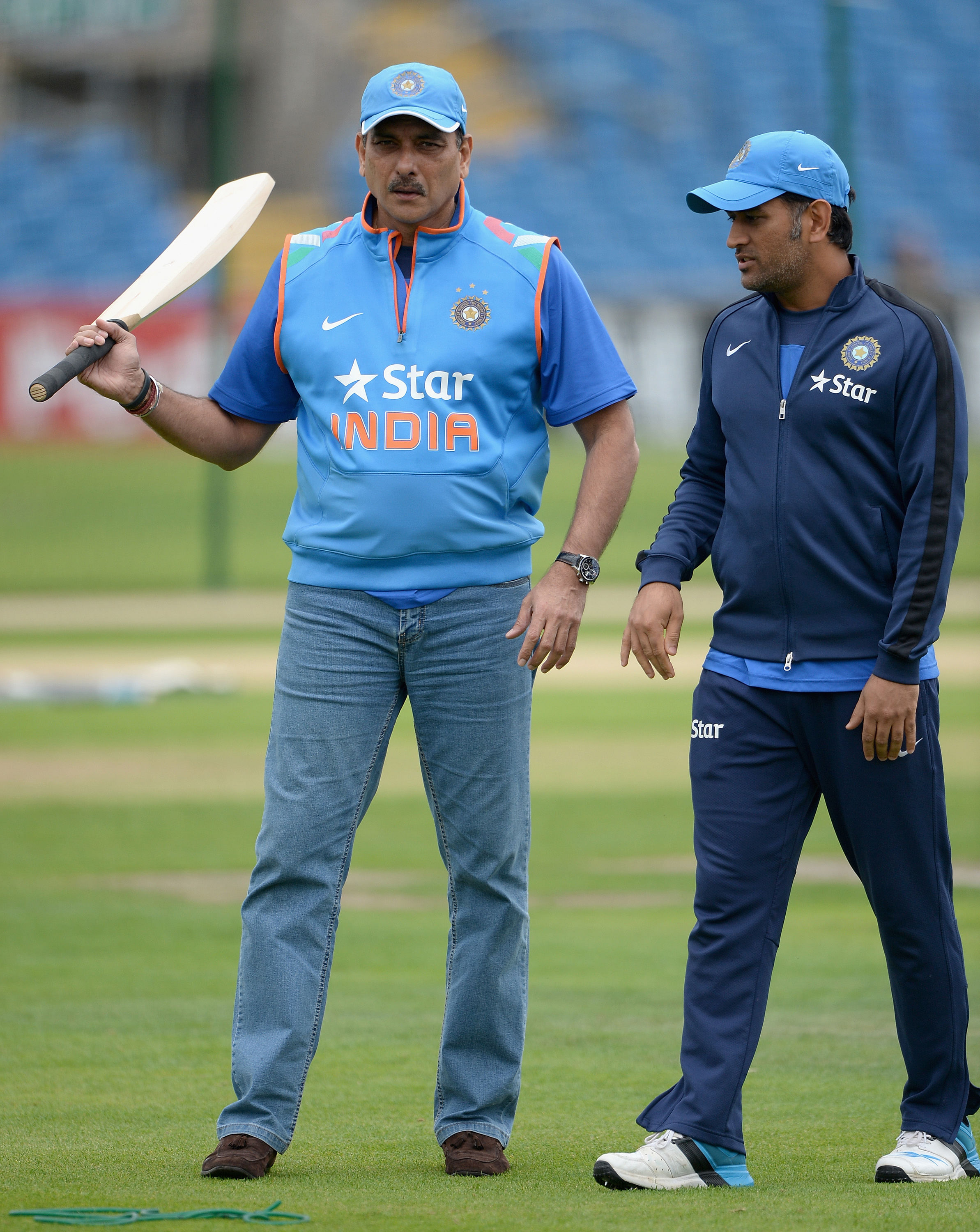 Taking a dig at the people criticising Dhoni, Shastri said that 'half the guys commenting on MS Dhoni can't even tie their shoelaces.' Photo/Getty