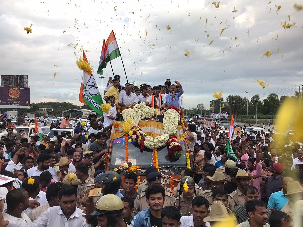 DK Shivakumar received by hundreds of supporters at the airport. The busy road witnessed traffic jam. | Pushkar V