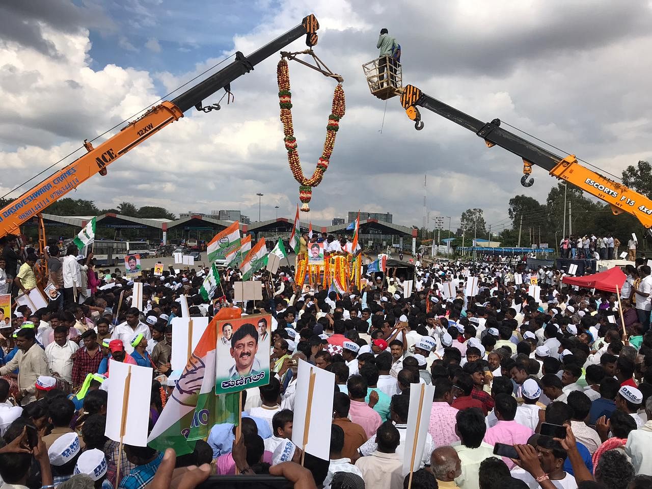 Shivakumar was given a grand welcome upon his arrival to Bengaluru, with massive garlands prepared for the Congress leader. DH Photo/Pushkar V