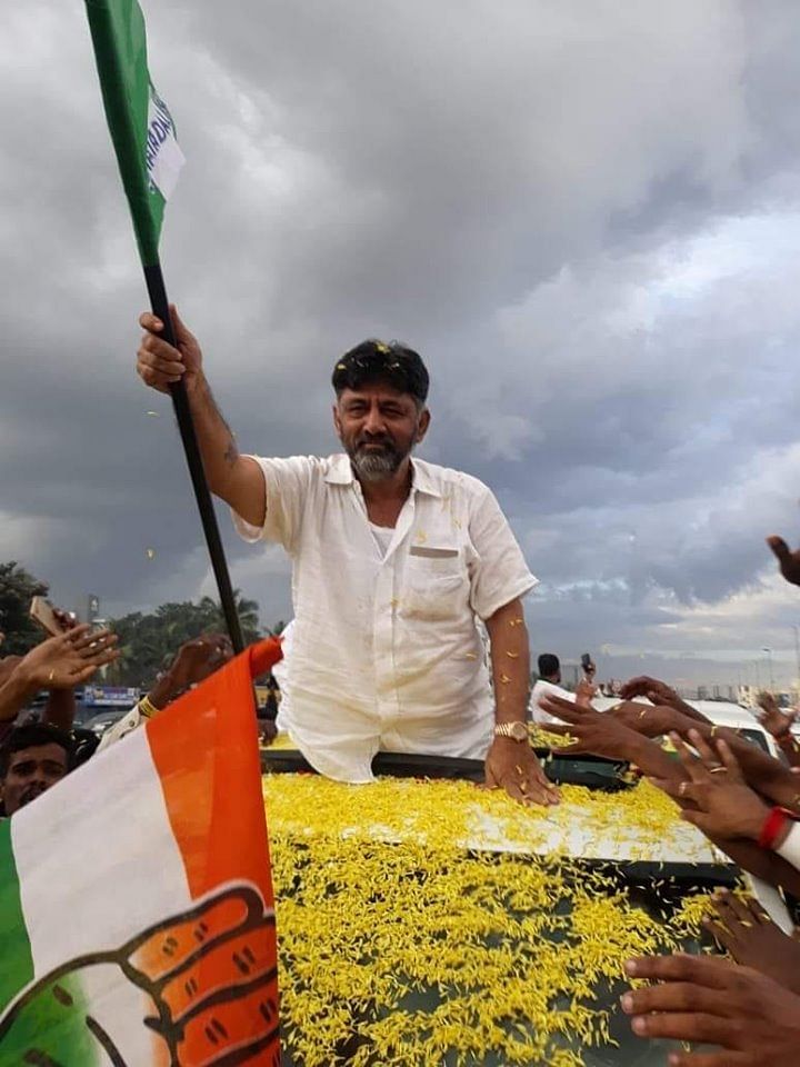 When he was being taken in a procession in a flower-bedecked vehicle, a JD(S) worker handed over a party flag to him which the Congress leader received, waved it for a while and returned it to him. Photo/Facebook