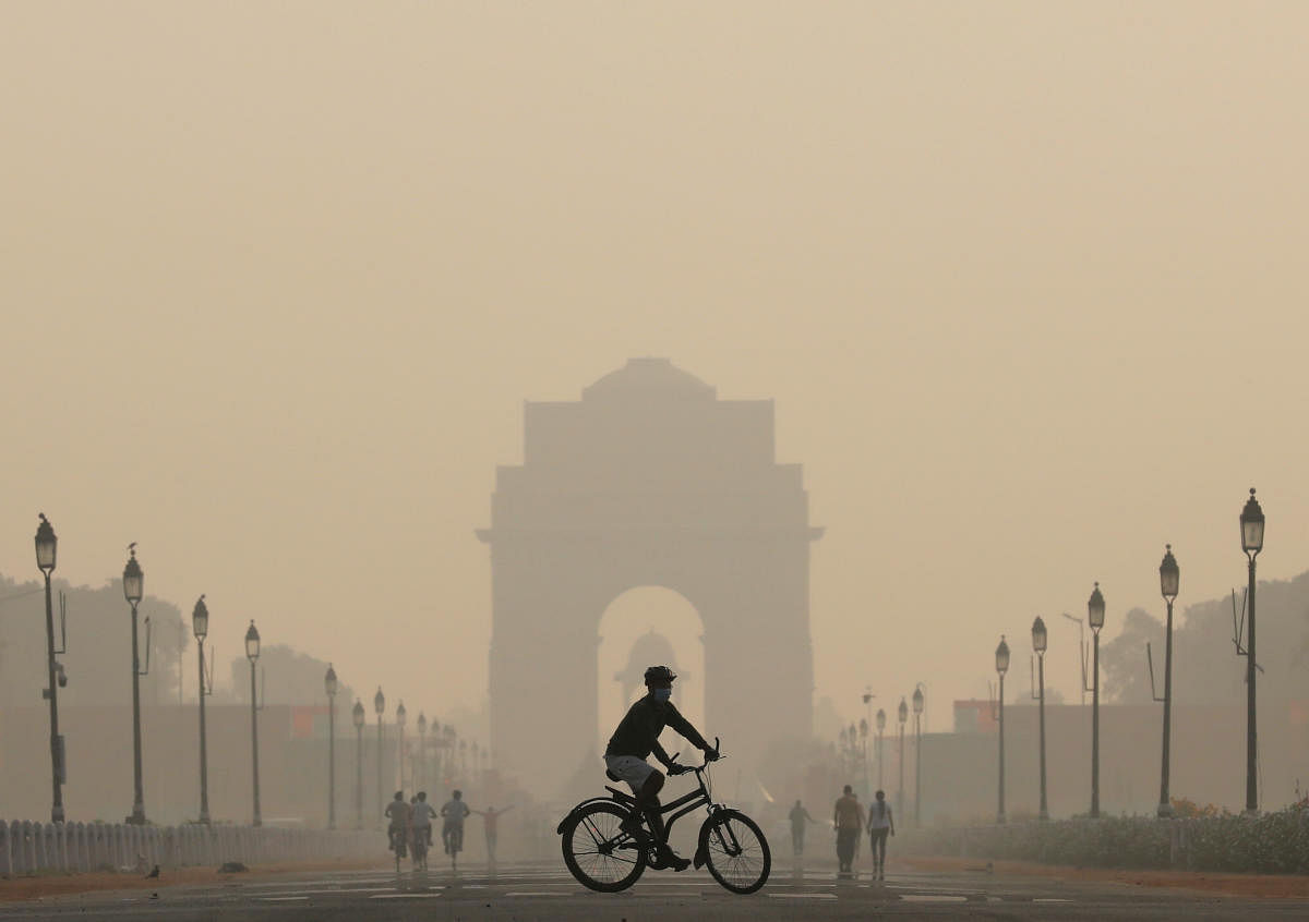 A smoggy morning near India Gate in New Delhi (Photo by Reuters)