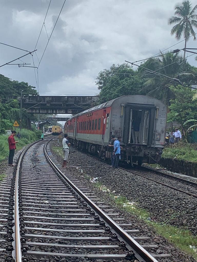 The bogies of Netravati Express train  that departed from Thiruvananthapuram central on Wednesday that got separated. (DH Photo)