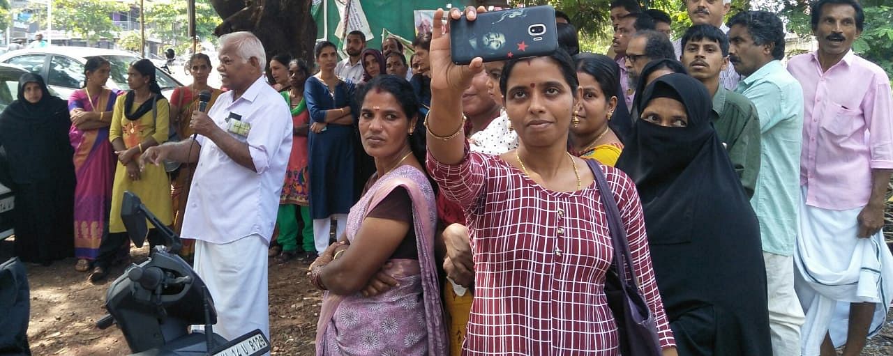 Rights activists and parents of endosulfan victims staging a 'selfie stir' at Kasargod in Kerala to protest against the district collector's directive to take selfies with endosulfan victims. (DH Photo)