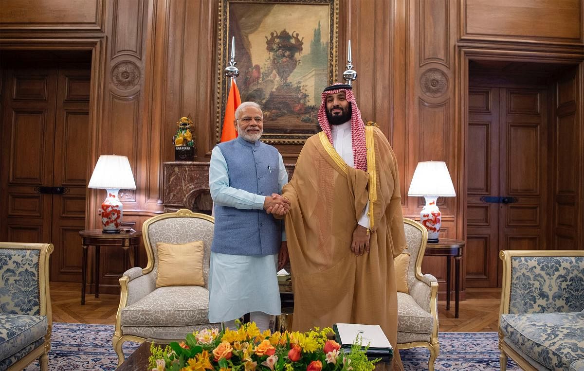 Saudi Crown Prince Mohammed bin Salman (R) meets with India's Prime Minister Narendra Modi. AFP Photo