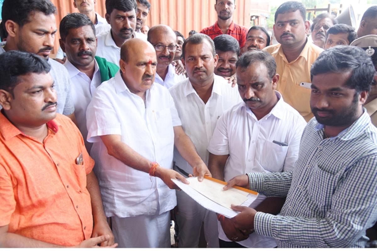 MLA Sukumar Shetty and members of Toll Gate Action Committee submit a memorandum to an official from NHAI at Shiroor.