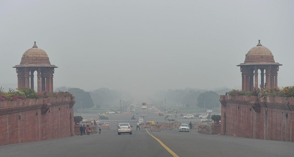  A view of Rajpath shrouded in smog in New Delhi (PTI Photo)