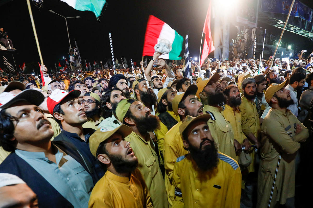 Supporters of religious and political party Jamiat Ulema-i-Islam-Fazal (JUI-F) listen to the speeches of their leaders during what participants call Azadi March. (Reuters Photo)