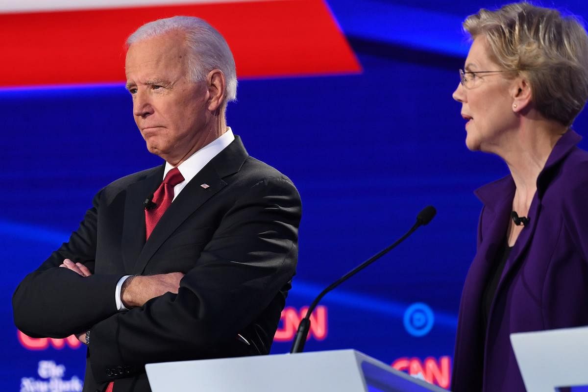 Democratic presidential hopefuls former US Vice President Joe Biden (L) gestures as Massachusetts Senator Elizabeth Warren (Photo by AFP)