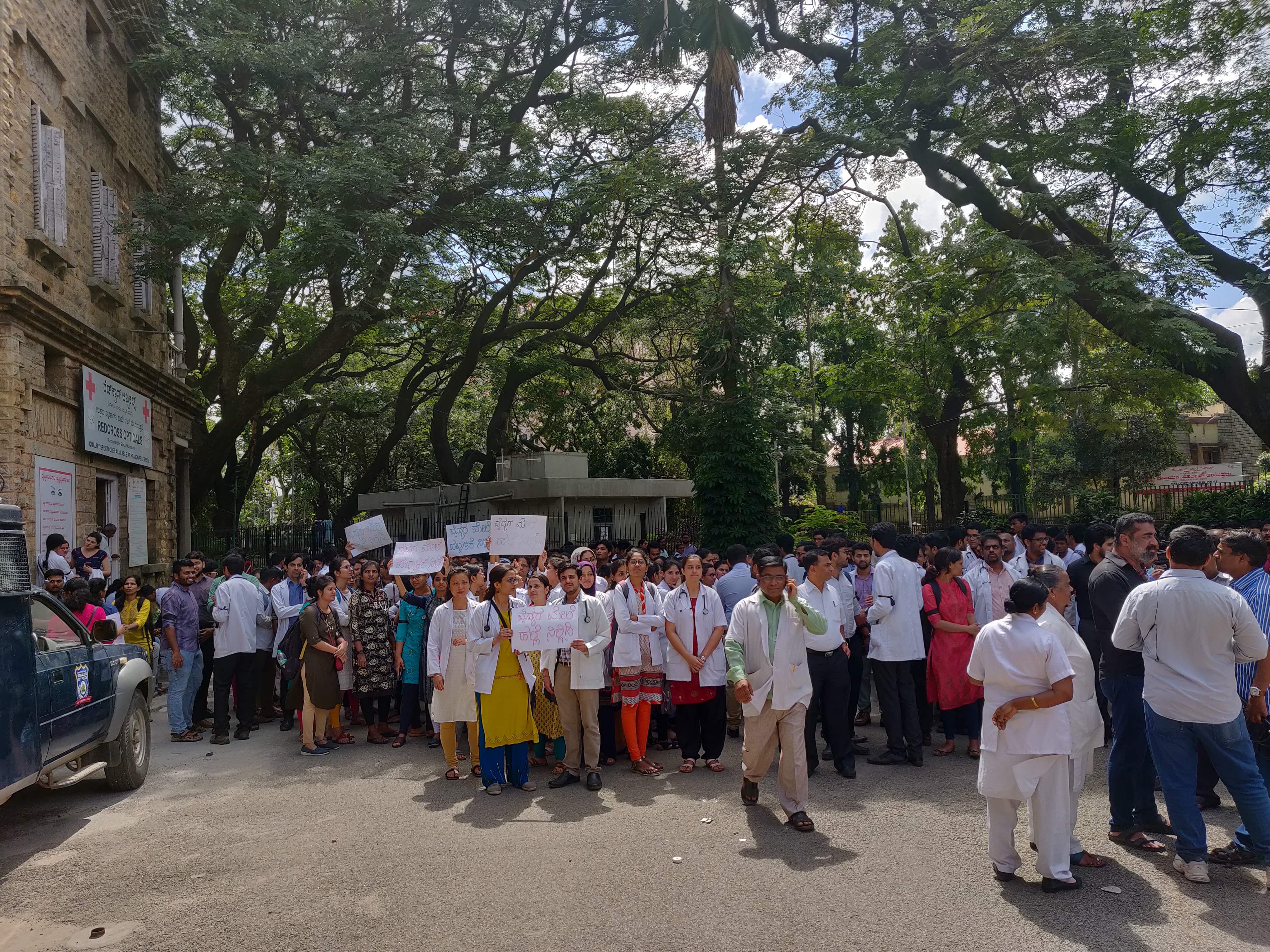 Hundreds of post-graduate students and resident doctors belonging to the Bangalore Medical College and Research Institute have been staging a protest in front of the state-run Minto Opthalmic Hospital. (DH photo)