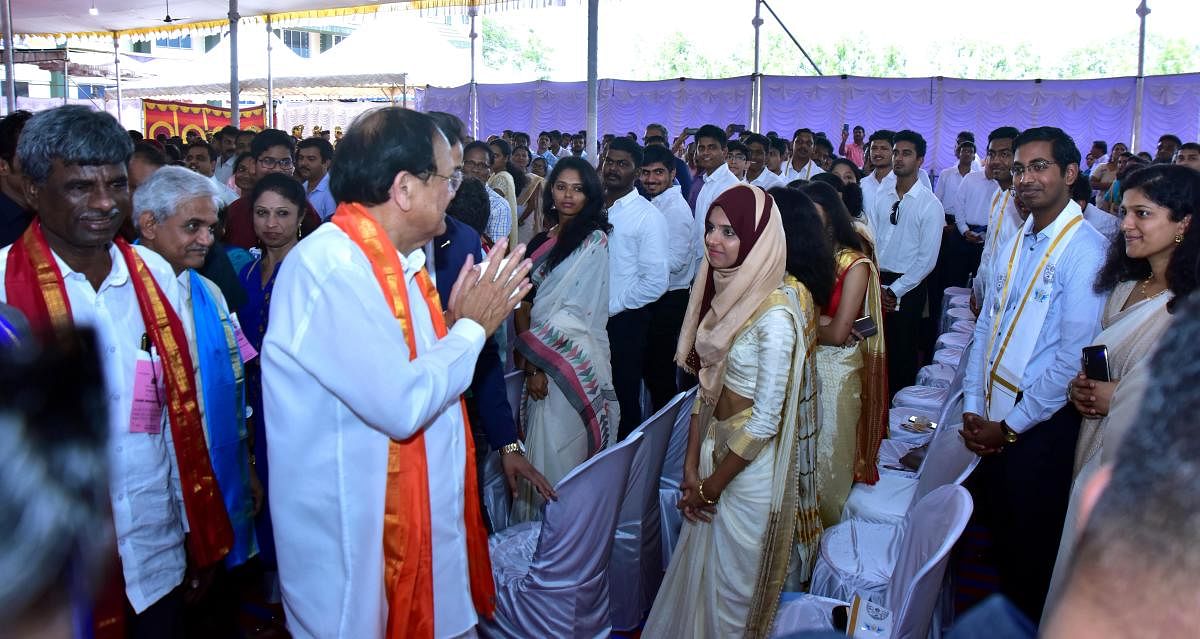 Vice President Venkaiah Naidu greets students after delivering convocation address, at the 17th annual convocation of NITK at Surathkal on Saturday. DH Photo