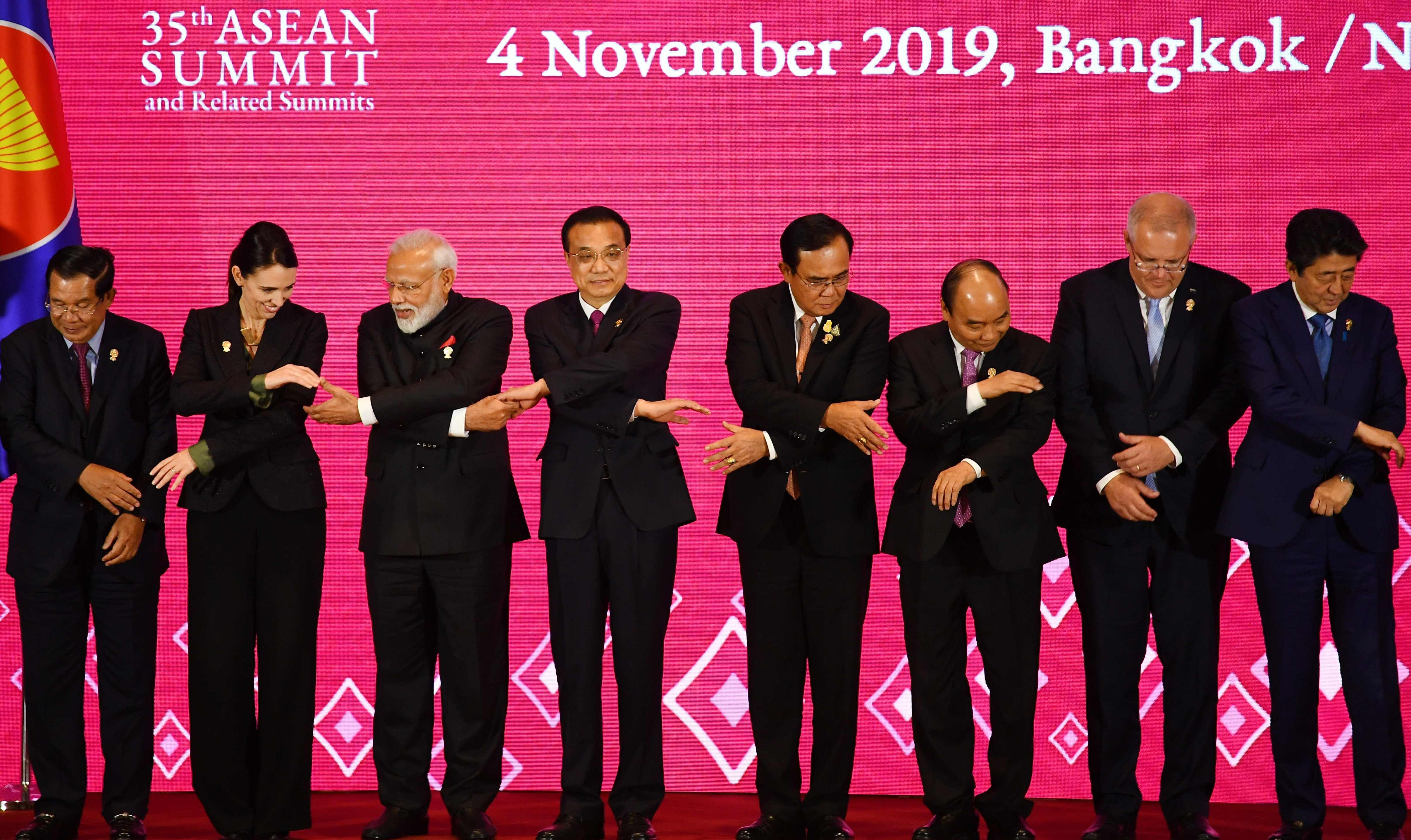 Cambodia's Prime Minister Hun Sen, New Zealand's Prime Minister Jacinda Ardern, India's Prime Minister Narendra Modi, China's Premier Li Keqiang, Thailand's Prime Minister Prayut Chan-O-Cha, Vietnam's Prime Minister Nguyen Xuan Phuc, Australia's Prime Minister Scott Morrison and Japan's Prime Minister Shinzo Abe prepare to pose for a group photo during the 3rd Regional Comprehensive Economic Partnership (RCEP) Summit in Bangkok. (Reuters Photo)