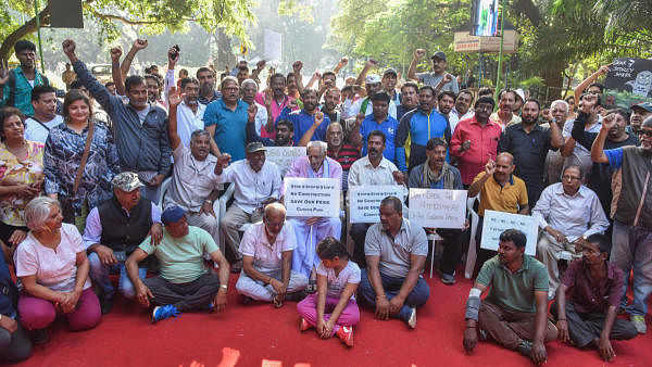 Walkers are staging protest under the leadership of Doreswamy freedom fighter against the construction new buildings in around Cubbon Park. (DH photo/S K Dinesh)