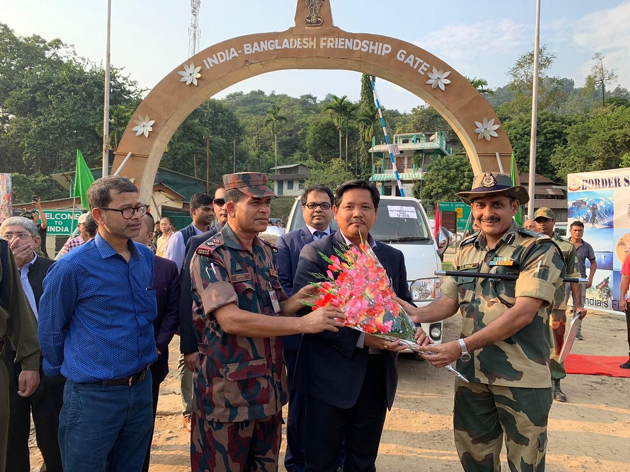 Meghalaya CM being welcomed at India-Bangladesh border at Dawki on Tuesday. (DH photo)