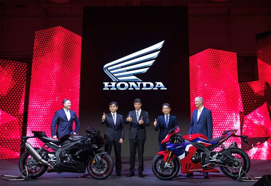 Noriake Abe - Managing Officer & Chief Officer Motorcycle Operations, Honda Motor Co Ltd. (2nd from left), Katsushi Inoue – COO and President, HME (centre) and Yoshishige Nomura – President, HRC (2nd from right) unveil  Honda’s CBR 1000RR Fireblade and CBR 1000RR Fireblade SP in EICMA at Milan, Italy