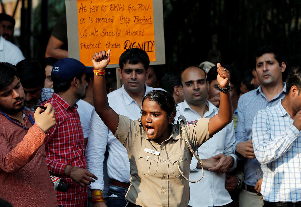 A Delhi policewoman shouts slogans during a protest after clashes erupted between police and lawyers last week outside their headquarters in New Delhi, India, November 5, 2019. (Reuters photo)