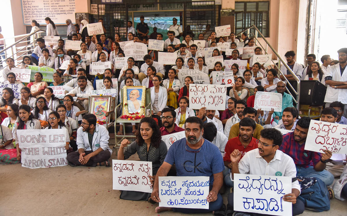 Resident doctors and postgraduate medicos protest at the Victoria Hospital on Tuesday. DH PHOTO/S K DINESH