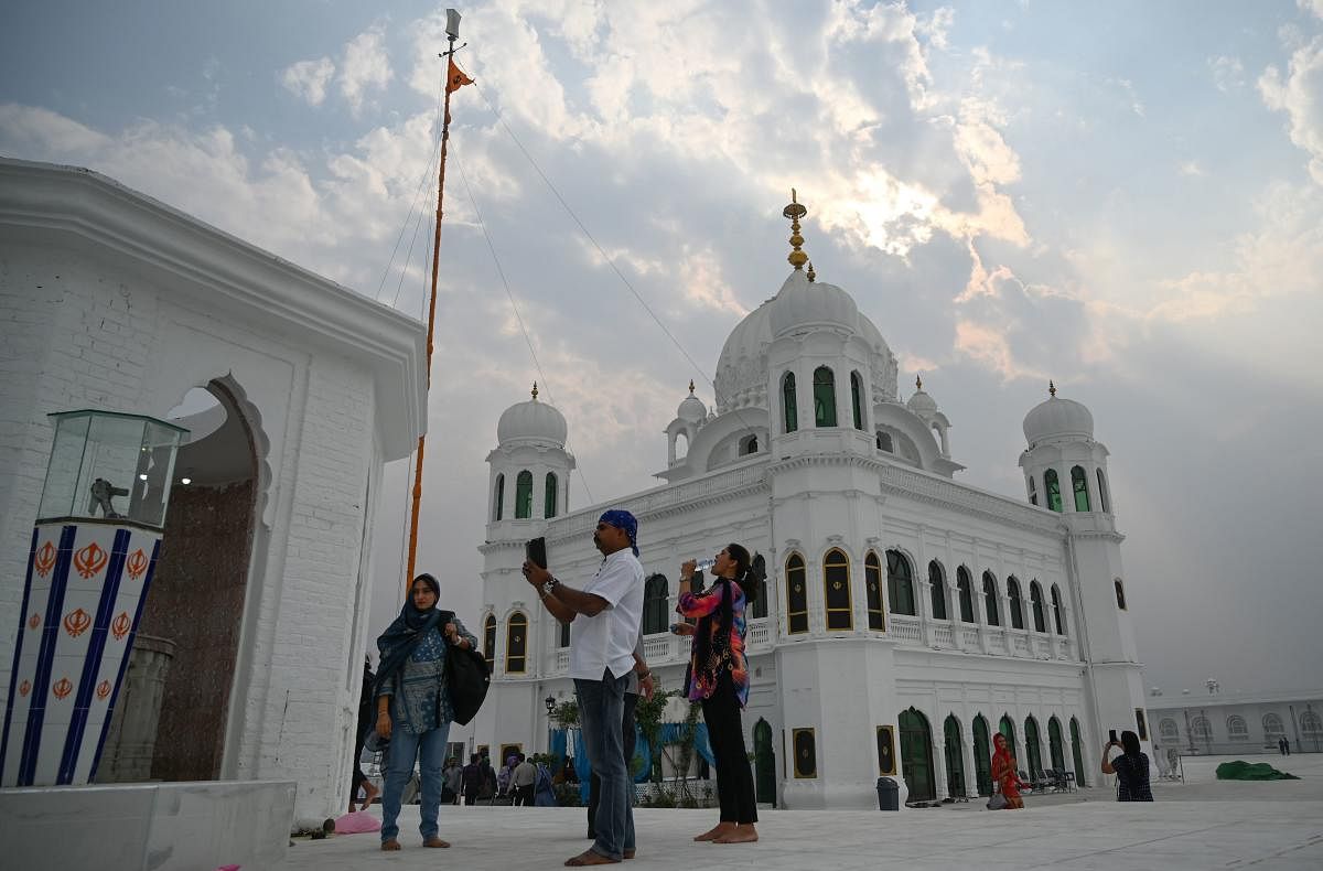 Sikh pilgrims from different countries visit the Shrine of Baba Guru Nanak Dev at the Gurdwara Darbar Sahib, in the Pakistani town of Kartarpur, (AFP Photo)