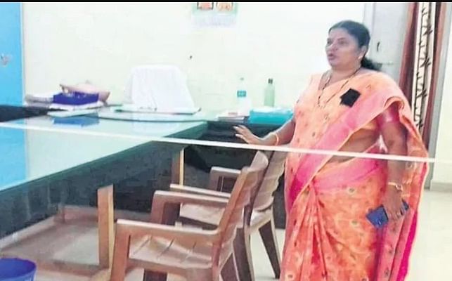 TV grab of Tahasildar Umamaheswari tied a rope between her seat and the visitors seats.